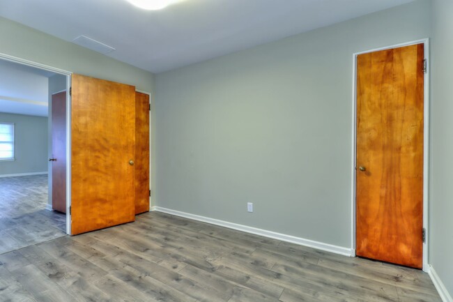 Building Photo - SUBLEASE MOVE IN 4/15/24 Near Downtown - 3...