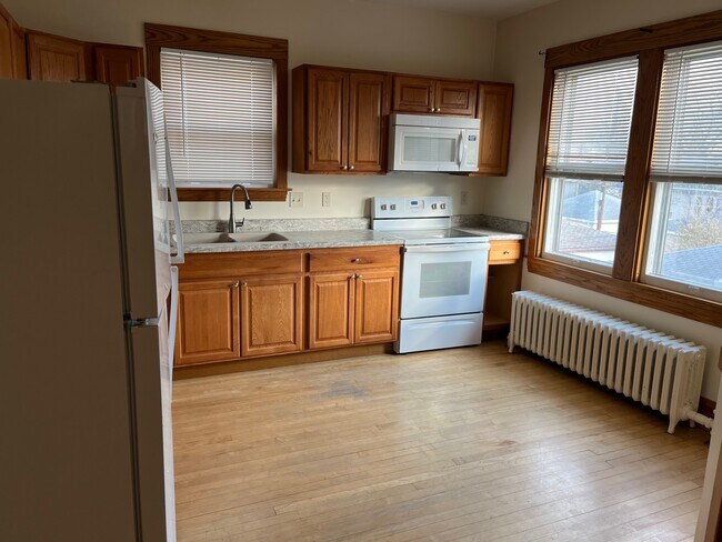 Kitchen area - 1915 S 61st Ct