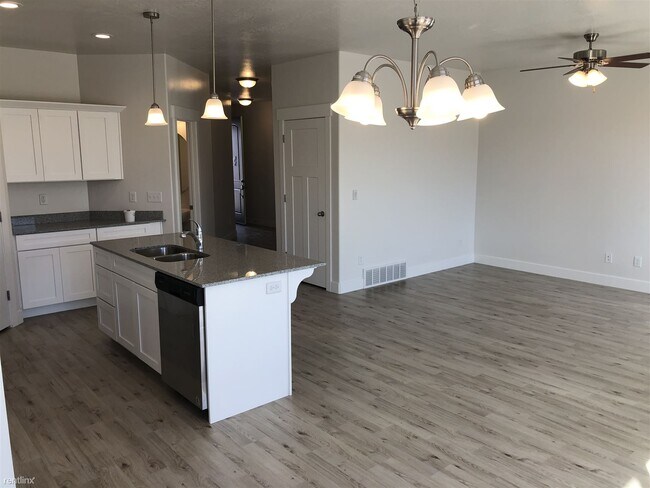 Building Photo - Room for Rent, 2.5 bath Townhome - 594 N 2...