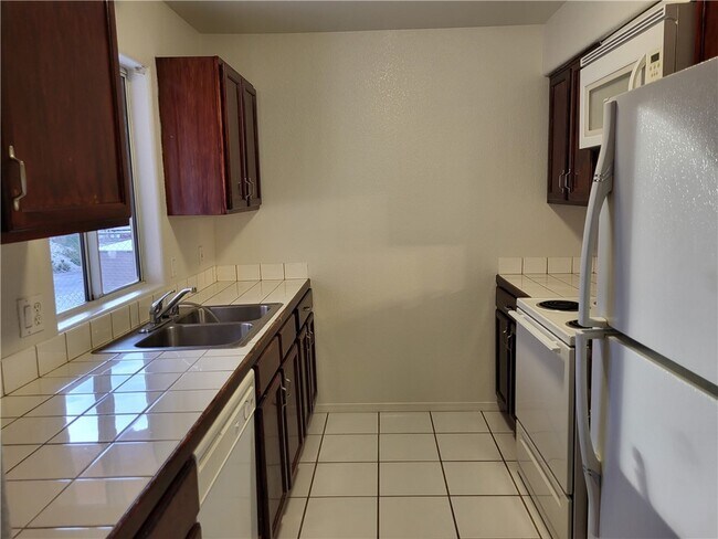 Building Photo - 2538 Country Club Ln