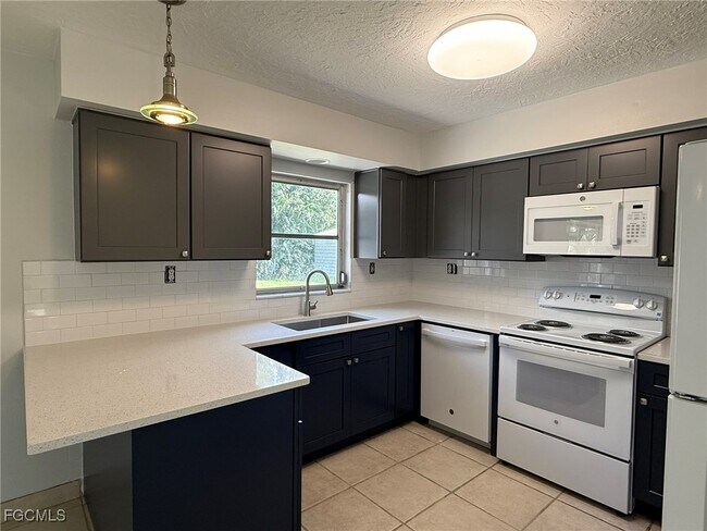 Foto del edificio - 7440 Tropical Ln