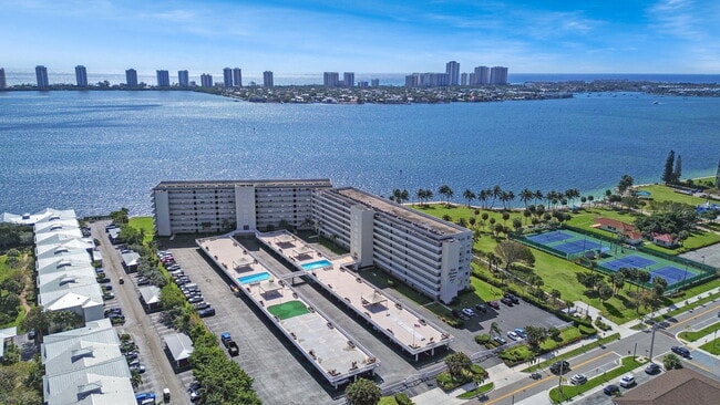 Building Photo - 801 Lake Shore Dr