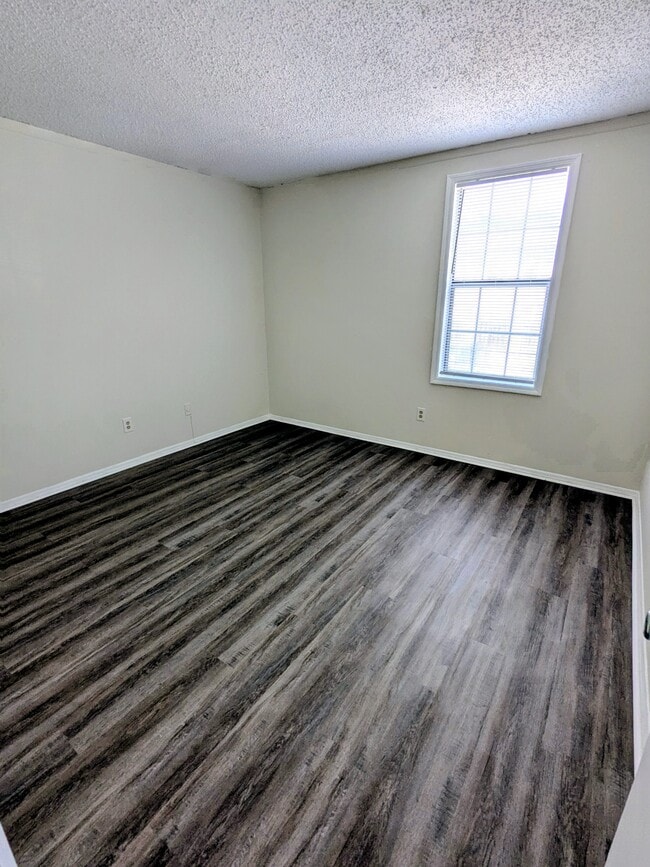 Building Photo - 918 Coarsey Dr