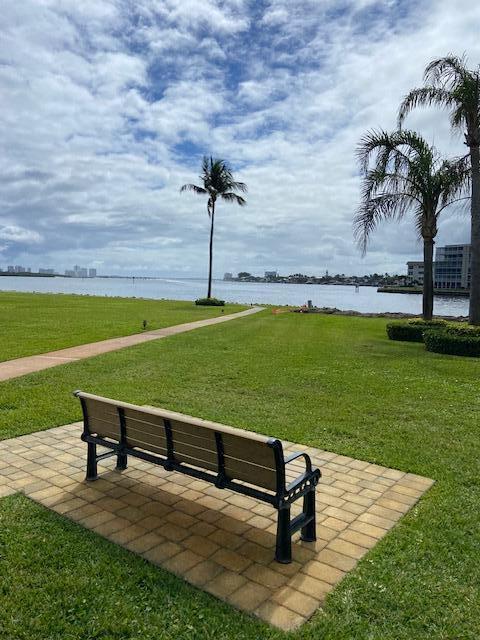 Foto del edificio - 115 Lakeshore Dr