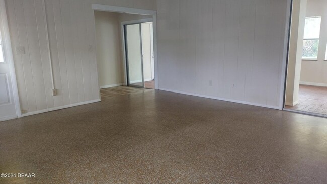 Foto del edificio - 3 bedroom, 1 bath house close to the beach