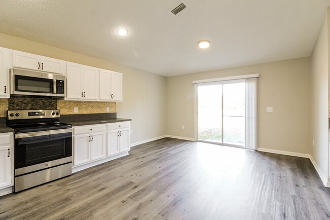Building Photo - 76205 Deerwood Dr