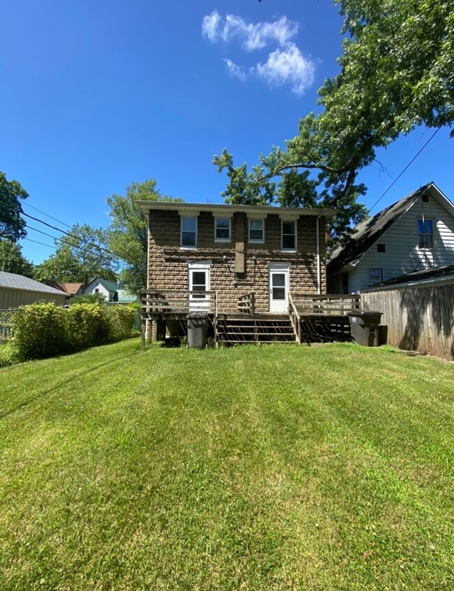 Building Photo - 3 Bedroom Duplex with Fenced in Yard and D...