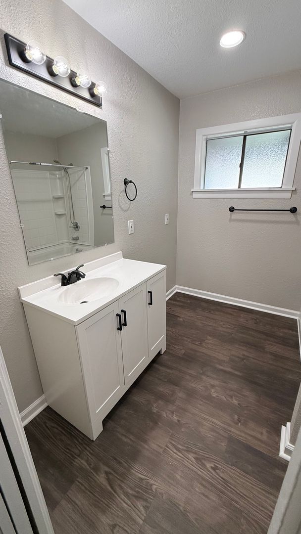 Foto del edificio - 3 bed/1 bath, with carport - Interior upda...