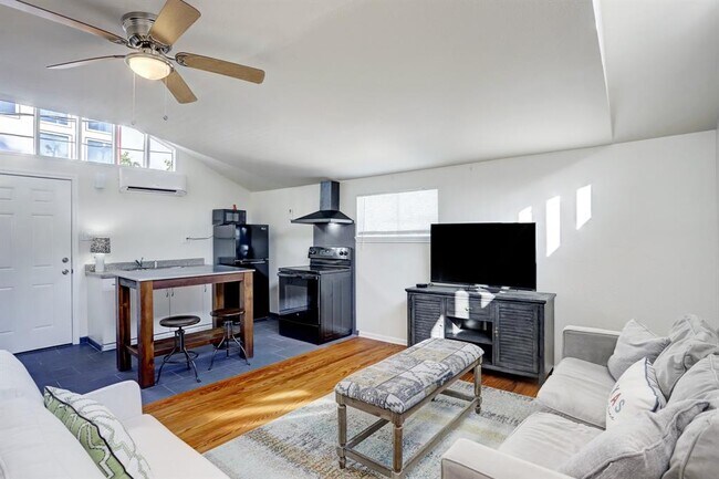 Building Photo - 2302 Albans Rd