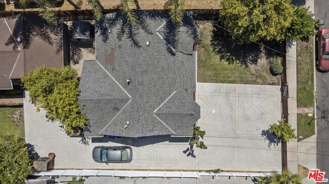 Foto del edificio - 6712 Cedros Ave