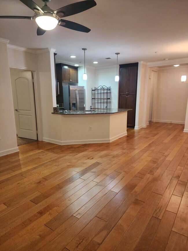 Vista desde la ventana del patio: a la izquierda, la sala de estar, el dormitorio principal y la cocina; a la derecha, el comedor. - 1021 Costa Pacifica Way