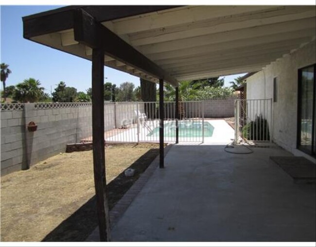 Building Photo - 4005 Rubidoux Dr