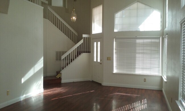 Building Photo - Charming 4Bd. 2.5Bth Single Family Home in South Pointe Community!