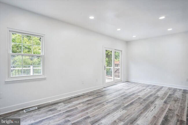 Foto del edificio - 8648 Watershed Ct