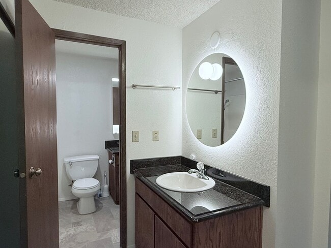 Building Photo - Lovely 2-Bedroom End Unit Condo in Cedarwo...