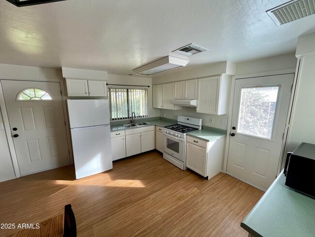 Foto del edificio - 5650 N 10th St