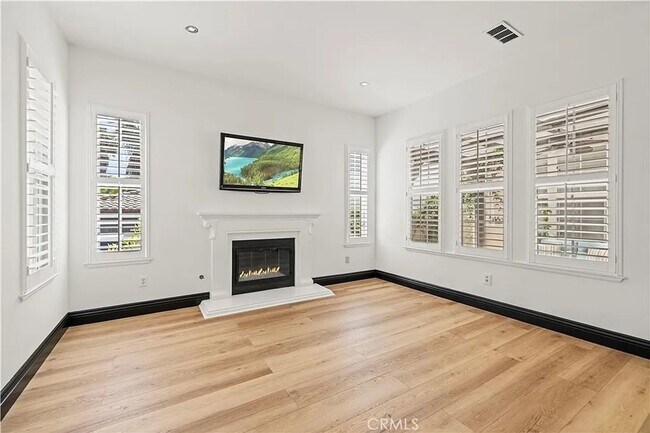 Building Photo - Stunning 5-Bedroom Pool Home with Private ...
