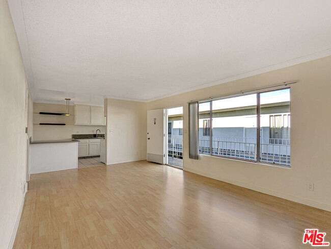 Foto del edificio - 440 Raymond Ave