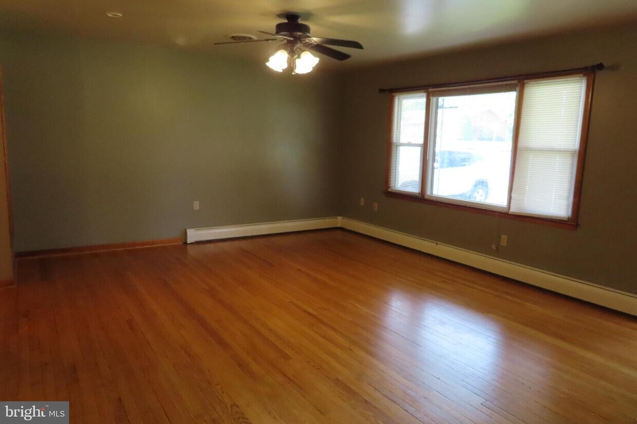 Primary Photo - 105 W Walter Ave