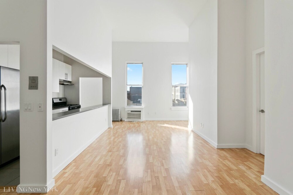 Foto principal - 764 Manhattan Ave