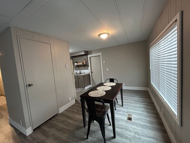 Building Photo - Newly Remodeled 2 Bedroom / 1 Bathroom Man...