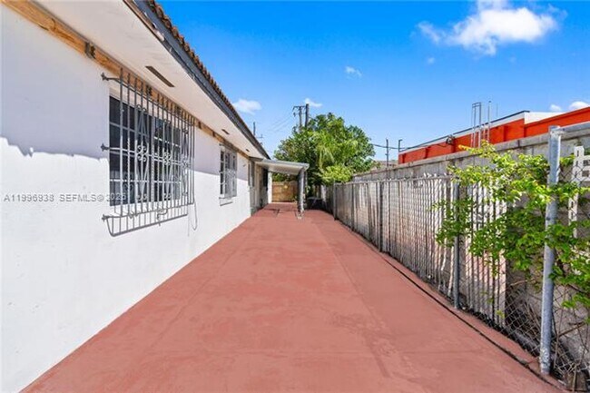 Foto del edificio - 361 E 39th St