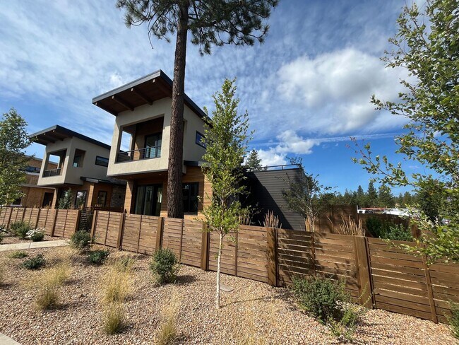 Foto del edificio - Like-New Townhome in the Gorgeous Terrane ...