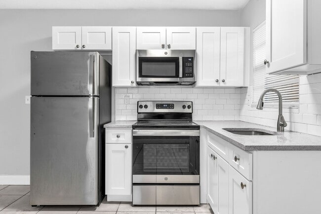 Foto del edificio - Updated 1bd Apartments - Walk to Young Cir...