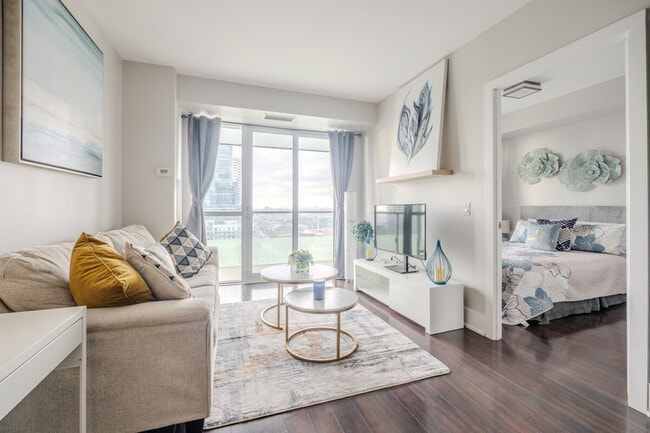 Building Photo - 299 Front St W