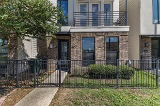 Building Photo - 2114 Sabine St