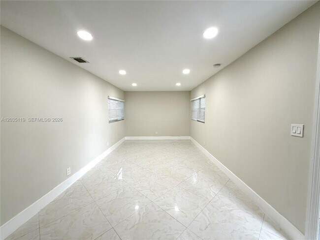 Foto del edificio - 9615 NW 3rd Ave