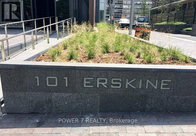 Photo du bâtiment - 101 Erskine Ave