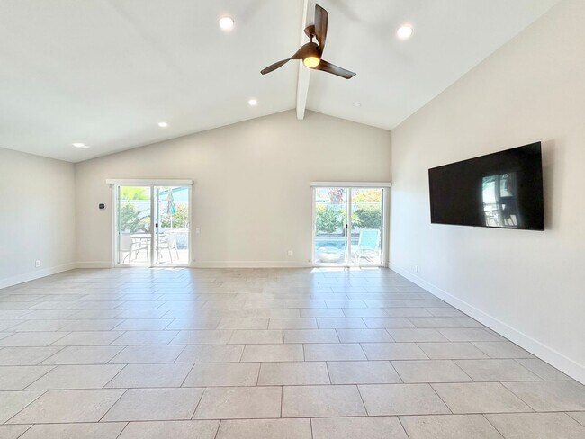 Building Photo - 835 Nueva Vista Dr S