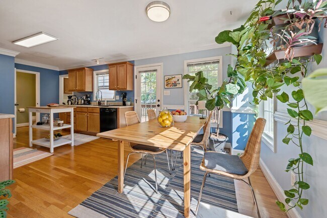 Foto del edificio - PENDING APPLICATION 03/28/26: Available now! Perfect 3br/2.5ba Home Only 1/2 Mile From Durham's B...