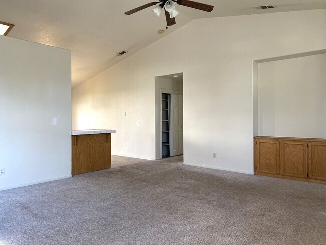 Building Photo - Available now! Spacious 3-bdrm/2-bath home...
