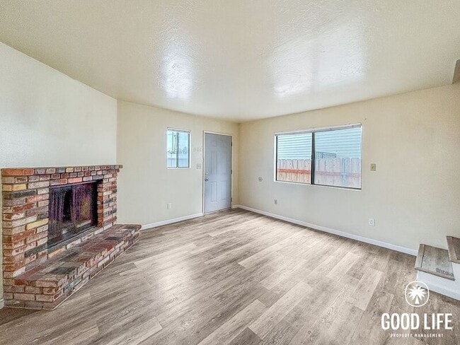 Foto del edificio - 4379 McClintock St