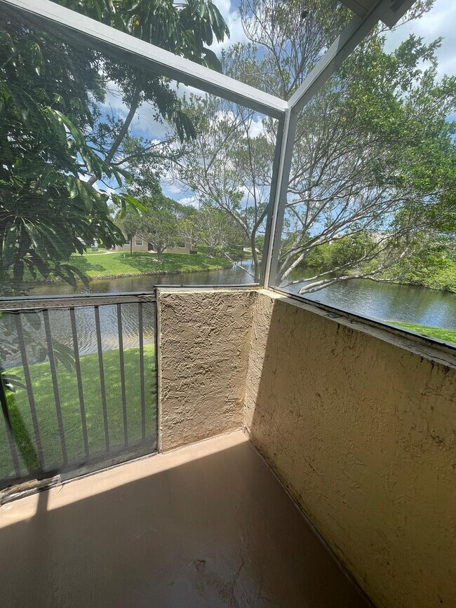 Foto del edificio - 611 Cypress Lake Blvd