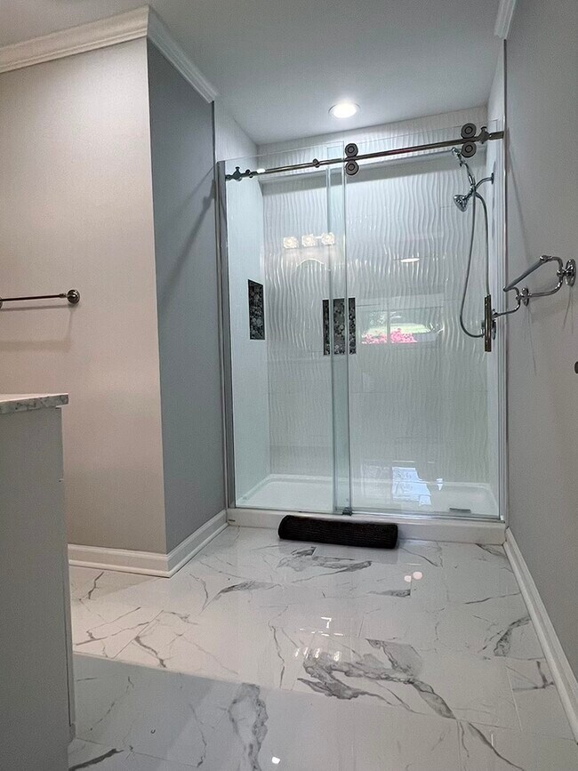 Baño principal de lujo recientemente renovado - 1007 N Peace Haven Rd