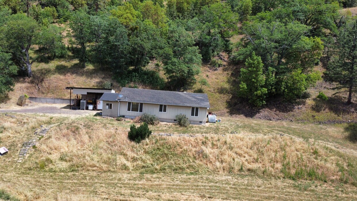 Primary Photo - Nice Country Home with Mountain Views