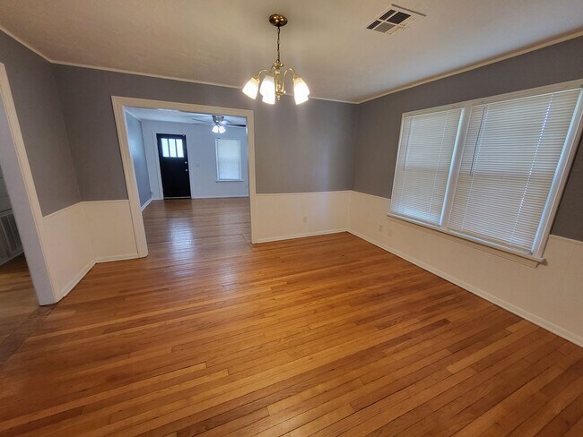 Foto del edificio - 2-bedroom 1 bathroom house with garage and...