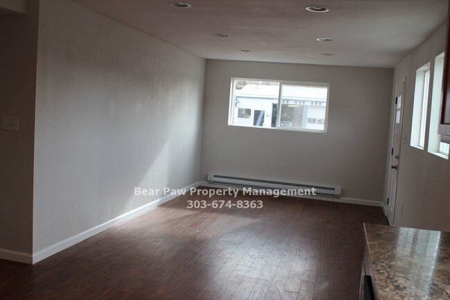 Building Photo - Updated Duplex on HWY 285