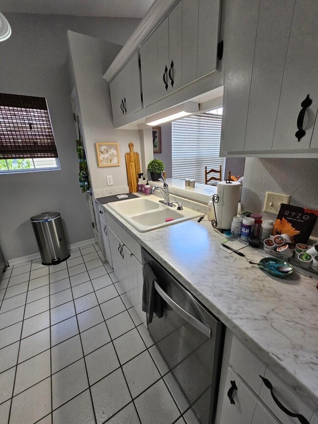 Building Photo - 243 Parkwood Cir
