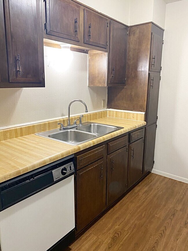 Foto del edificio - 8424 Glen Meadow Ln