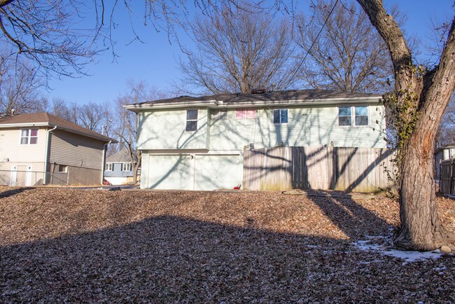 Building Photo - 3 Bedroom South KC Split-Level Rental Home