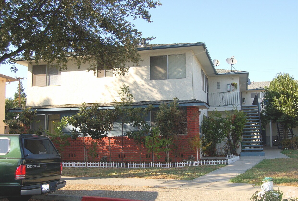 Building Photo - 671 Bellflower Ave