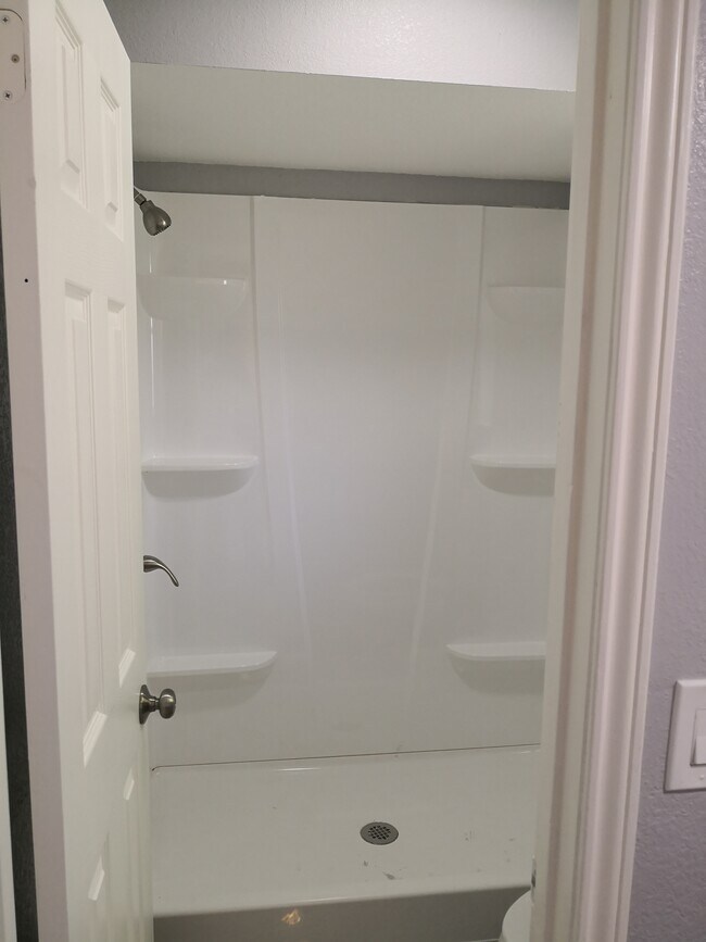 Master Bathroom - 10335 Glenkirk Dr