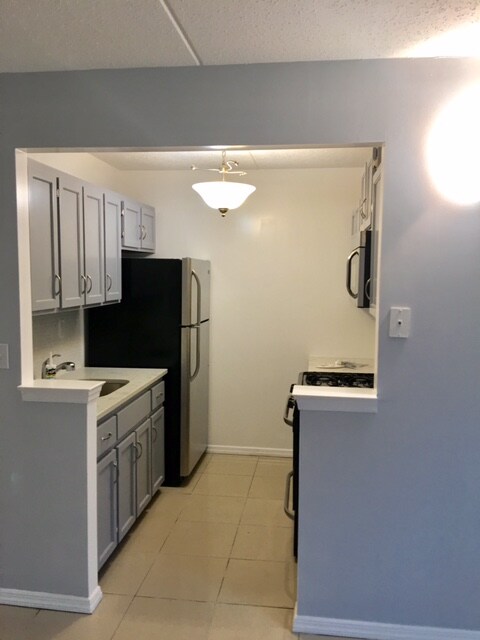 kitchen - 208 Eldert St