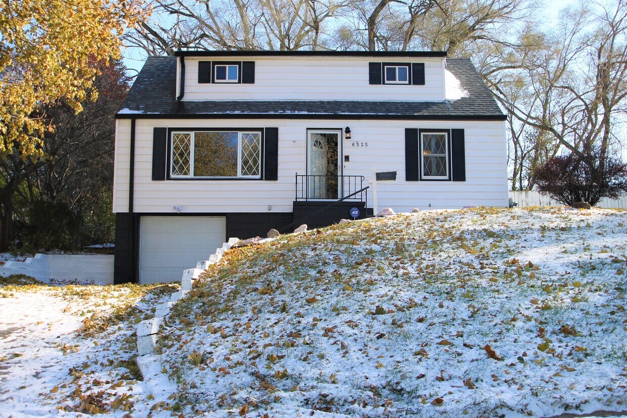 Primary Photo - Inviting and Spacious 3 Bedroom / 3 Bathro...
