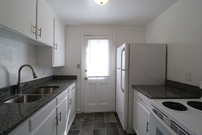 Building Photo - One Bedroom Duplex in North Kansas City