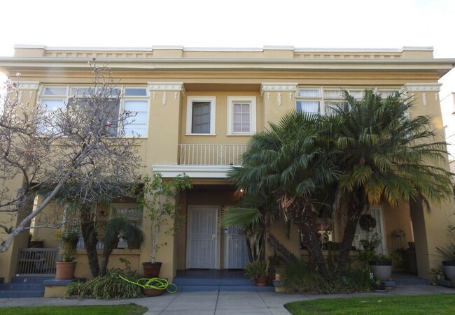 Building Photo - 2009 N Vermont Ave